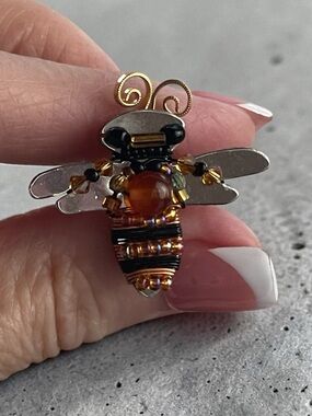 Liztech 2005 Bee Brooch Pin Gold Tone Mixed Media 1.25”